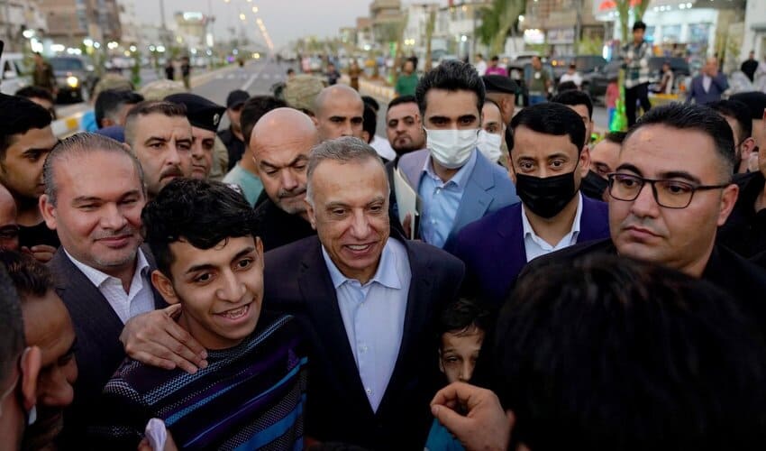 مصطفى الكاظمي يتجول في حي مدينة الصدر ببغداد