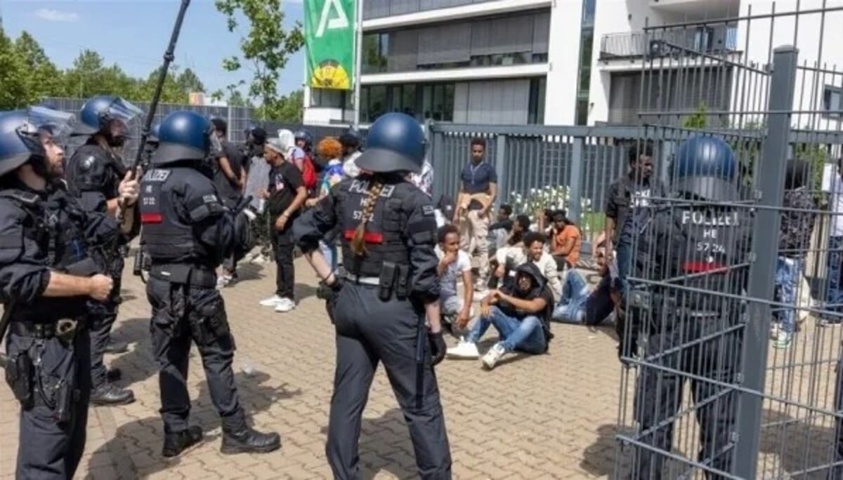 الشرطة الألمانية خلال تعاملها مع الشغب في مهرجان إيريتيريا